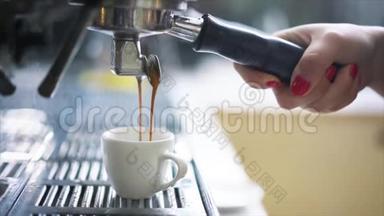 专业意式咖啡机倒鲜咖啡.